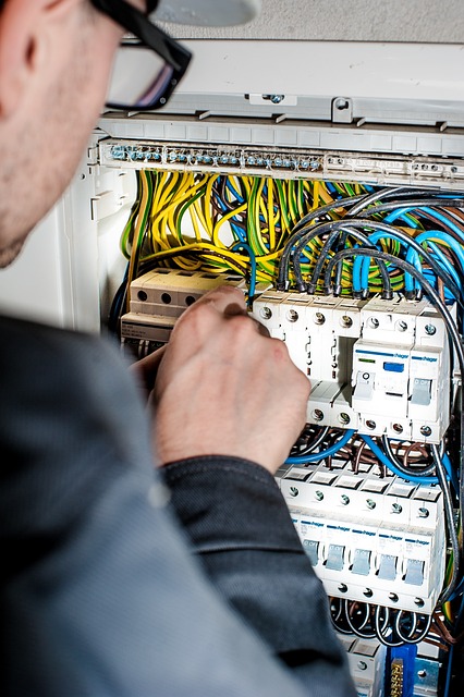electrician-electrical-640x480-84219393.jpeg